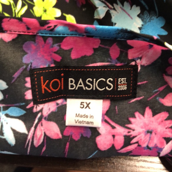NWT Koi Basics multi color floral pattern V neck short sleeve scrub top - Picture 13 of 16